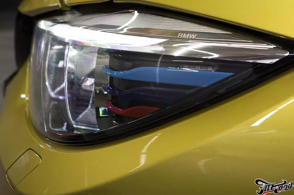 BMW M4. Окрас масок фар с нанесением фирменных цветов M Performance.